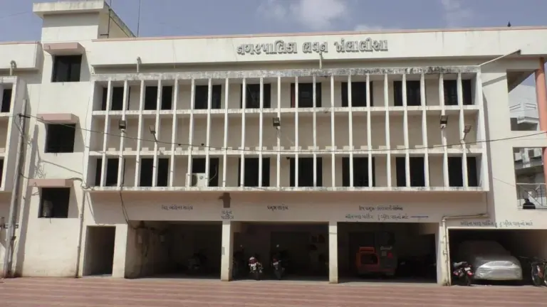 ખંભાળિયા નગરપાલિકા ચૂંટણીનું રાજકીય ગણિત સ્પષ્ટ થયું: ૯ વોર્ડ, ૩૬ બેઠકો અને અનામતની ગોઠવણીથી રાજકારણમાં ગરમાવો