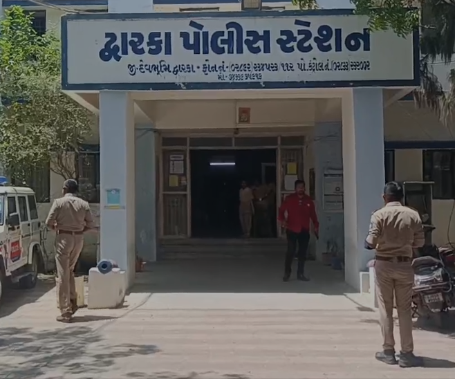 બિલ્ડિંગ મંજૂરીમાં ડબલ ગેમ?  પુરાતત્વ વિસ્તારના નામે બાંધકામમાં છેતરપિંડીના આરોપો, FIR ન નોંધાતા દ્વારકાની પોલીસ કાર્યવાહી પર સવાલો