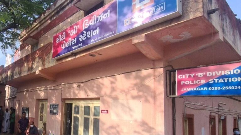 રામેશ્વરનગરમાં દારૂના જથ્થા સાથે બોલેરો પીકઅપ ઝડપાઈ ચોરખાના બનાવી દારૂની હેરાફેરીનો પર્દાફાશ, સીટી “બી” ડિવિઝન સર્વેલન્સ સ્ક્વોડની મોટી કાર્યવાહી.