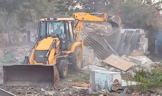 જામનગરમાં રેલવે જમીન પરના દબાણો સામે કડક કાર્યવાહી: દિગ્જામ સર્કલ ખાતે મેગા ડીમોલિશન, કરોડોની જમીન મુક્ત કરાઈ