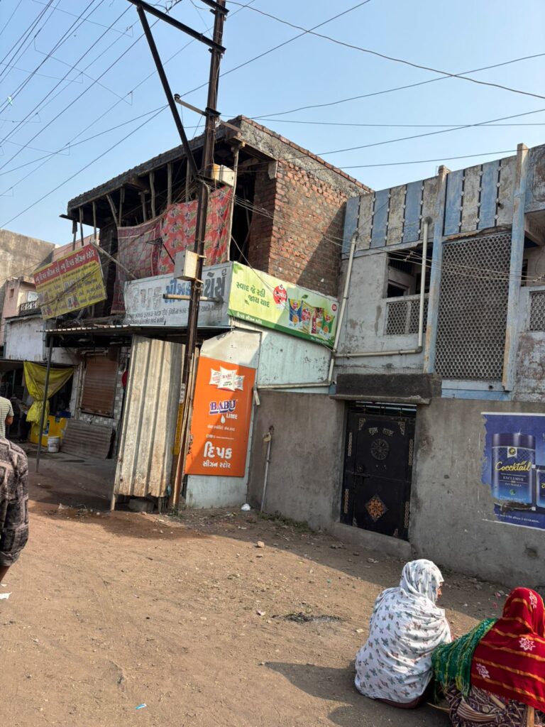 જામનગરમાં જીવ જોખમમાં મુકતું ગેરકાયદે બાંધકામ: નાનગપુરી વિસ્તારમાં હાઈવોલ્ટેજ લાઈનોની નીચે ‘મોતને આમંત્રણ’