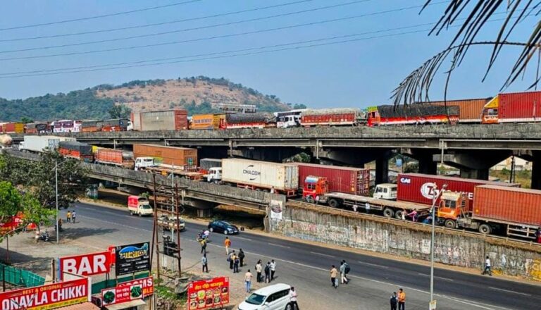 મુંબઈ–પુણે એક્સપ્રેસ વે પર ગેસ ટેન્કર પલટતાં હાહાકાર: ૧૮ કલાકથી ટ્રાફિક જામ, ૧૨ કિમી સુધી વાહનો ફસાયા; NDRF–SDRF તૈનાત, હજારો મુસાફરો પરેશાન