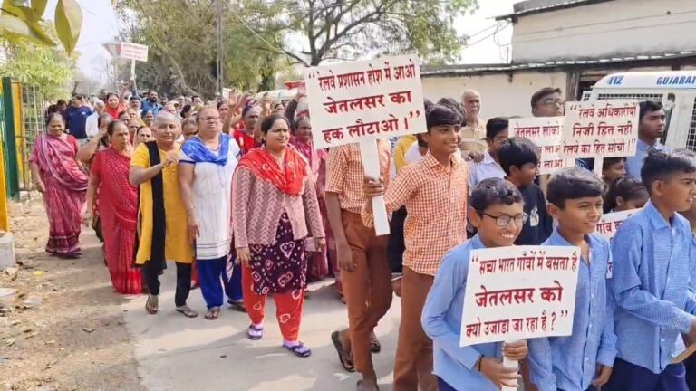 જેતપુરના ટાકુડીપરામાં સિટી પોલીસનો મોટો સપાટો : ડોગ સ્ક્વોડની મદદથી રહેણાંક મકાનમાંથી ૯૧૪ ગ્રામ ગાંજો ઝડપાયો, મહિલા સહિત ત્રણ સામે NDPS એક્ટ હેઠળ ગુનો