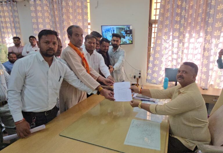 શહેરામાં શિક્ષણની ગૌરવ પર ચોટ! એસ.જે. દવે હાઈસ્કૂલમાં શિક્ષિકાને થપ્પડ મારવાની ઘટનાએ ઉઠાવ્યા ગંભીર પ્રશ્નો – VHP દ્વારા મામલતદારને આવેદન, કડક કાર્યવાહી અને મહાશિવરાત્રી પૂર્વે વિશેષ માંગ