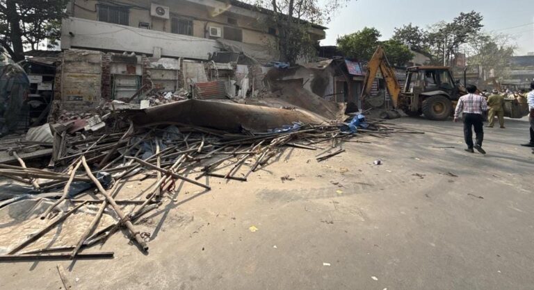 “કાર્યવાહી કાયદેસર, પણ રીત અમાનવીય?” — મુલુંડમાં BMC દ્વારા ૬૧ ગેરકાયદે સ્ટૉલ તોડી પાડતાં ૩૦૦ પરિવાર પર આર્થિક સંકટ