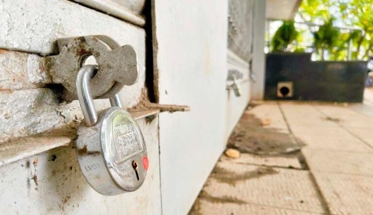 ૩૦ કરોડ કર્મચારીઓનું ‘ભારત બંધ’ આજે: લેબર કોડ અને સરકારી નીતિઓના વિરોધમાં રાષ્ટ્રવ્યાપી હડતાળ, બૅન્કો-શૈક્ષણિક સંસ્થાઓ-પરિવહન સેવાઓ પર વ્યાપક અસરની શક્યતા.