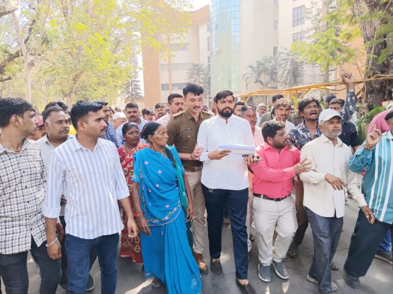 જામનગરમાં રેલવે નોટિસનો મુદ્દો ઉગ્ર બન્યો બાવરી વાસ–હનુમાન ટેકરી–સિદ્ધાર્થનગરના રહેવાસીઓનો મહાનગરપાલિકા સામે રોષ, પોલીસ દ્વારા અટકાયત