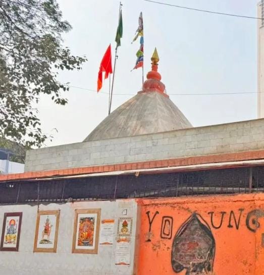 ૧૦૦ વર્ષ જૂના શ્રી લક્ષ્મીનારાયણ મંદિરને ડિમોલિશનની તલવાર: આસ્થા સામે વિકાસ? ચિંચપોકલીમાં તણાવપૂર્ણ પરિસ્થિતિ.