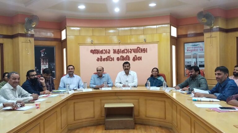 જામનગરમાં રમતગમતને મળશે નવો ઉછાળો મહાનગરપાલિકાની સ્ટેન્ડિંગ કમિટીએ ક્રિકેટ અને ફૂટબોલના બે આધુનિક મેદાનોને સૈદ્ધાંતિક મંજૂરી આપી.