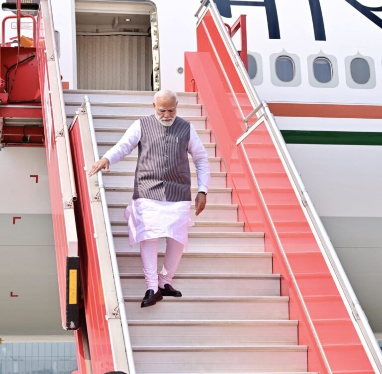 મુંબઈમાં વડાપ્રધાનનું ભવ્ય સ્વાગત: વિકાસ, રોકાણ અને નવા ભારતનો સંકલ્પ.