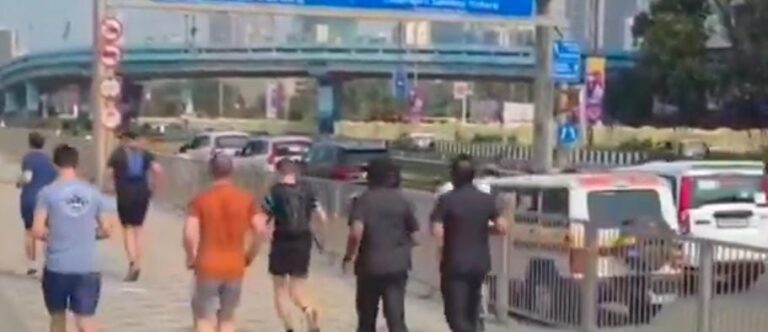 મરીન ડ્રાઇવ પર મેક્રોનનો મોર્નિંગ રન: મુંબઈમાં ફ્રેન્ચ રાષ્ટ્રપતિનો હળવો અંદાજ, સુરક્ષા વચ્ચે સામાન્ય જનતાની સાથે જોડાણ.