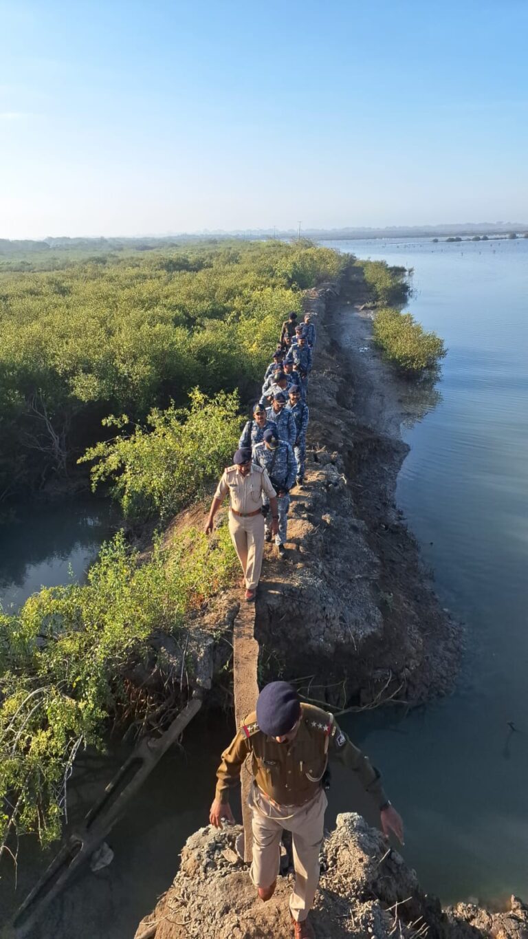 દરિયાઈ સુરક્ષા માટે મરીન ટાસ્ક ફોર્સનો સઘન કોસ્ટલ પેટ્રોલિંગ અભિયાન ખીજડીયા થી સચાણા જેટી સુધી ફૂટ પેટ્રોલિંગ, શંકાસ્પદ હલચલ પર કડક નજર.