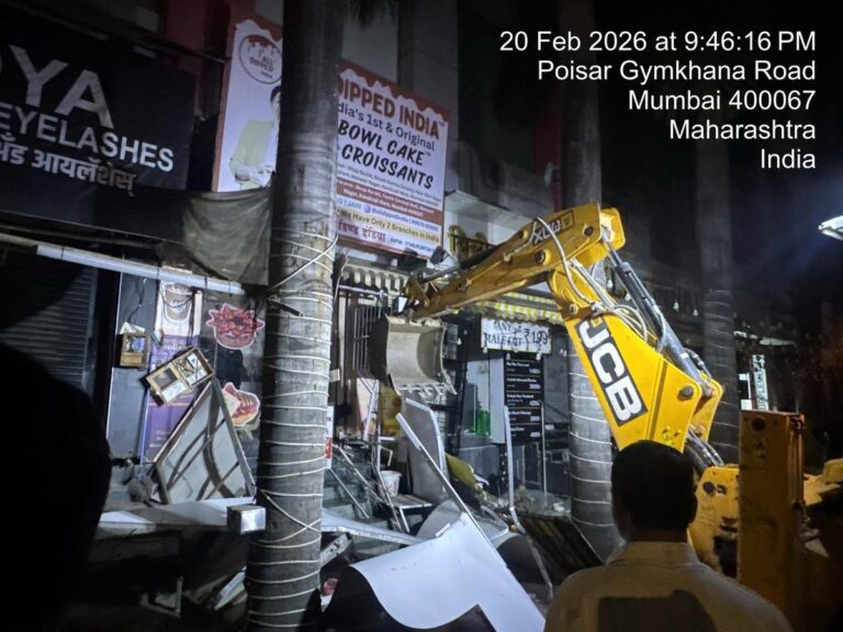 કાંદિવલી મહાવીરનગરની ખાઉગલી પર BMCનો કડક સપાટો – ૬૫ ગેરકાયદે બાંધકામો તોડી રોડ-ફુટપાથ કરાયા અતિક્રમણમુક્ત.