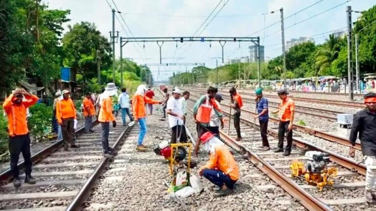 મહાવીરનગર ખાઉગલી પર BMCનો મેગા સપાટો – ૬૫ ગેરકાયદે બાંધકામો તોડી રસ્તા-ફુટપાથ અતિક્રમણમુક્ત, નાગરિકોને રાહત.