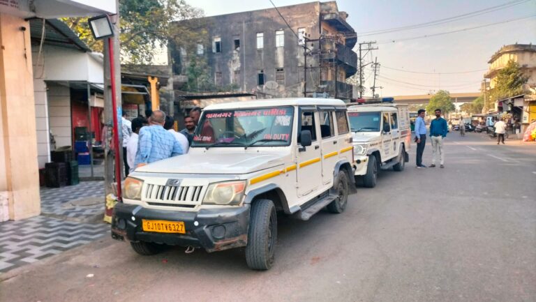 જામનગરમાં ટ્રાફિક વ્યવસ્થાનો કડક અમલ જુલેલાલ મંદિરથી ત્રણ બત્તી સર્કલ સુધી દબાણ હટાવતાં પોલીસ-એસ્ટેટ વિભાગની સંયુક્ત કામગીરી.