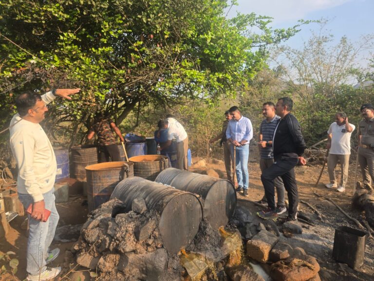 બરડા ડુંગરમાં પ્રોહિબિશન વિરોધી પોલીસનો મોટો દોરો ધ્રામણીનેસ વિસ્તારમાં દેશી દારૂની બે ભઠ્ઠીનો ભંડાફોડ, ૪૮૦૦ લિટર આથો નાશ; બે આરોપી જંગલમાં ફરાર.