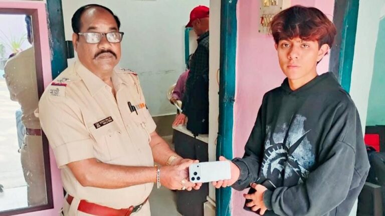 ૬ કિમી પીછો કરીને પોલીસે ટ્રેનમાં છીનવાયેલો મોબાઇલ પરત અપાવ્યો મેલબર્નમાં ભણતા ગુજરાતી યુવકનો iPhone ગણતરીના કલાકોમાં જ ટ્રેસ, આરોપી હાઇવે પર ઝડપાયો.