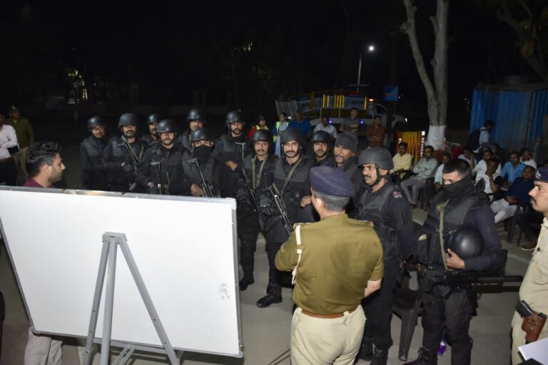 જામનગરમાં આતંકવાદ વિરોધી સજ્જતાનું મહા પ્રદર્શન રિલાયન્સ બાદ કલેક્ટર કચેરી અને ક્રિસ્ટલ મોલ ખાતે રાષ્ટ્રીય કક્ષાની હાઈ-લેવલ મોકડ્રીલ, NSG અને ચેતક કમાન્ડોએ ૭ આતંકીઓનો ખાતમો કરી ૧૨ બંધકોને બચાવ્યા.