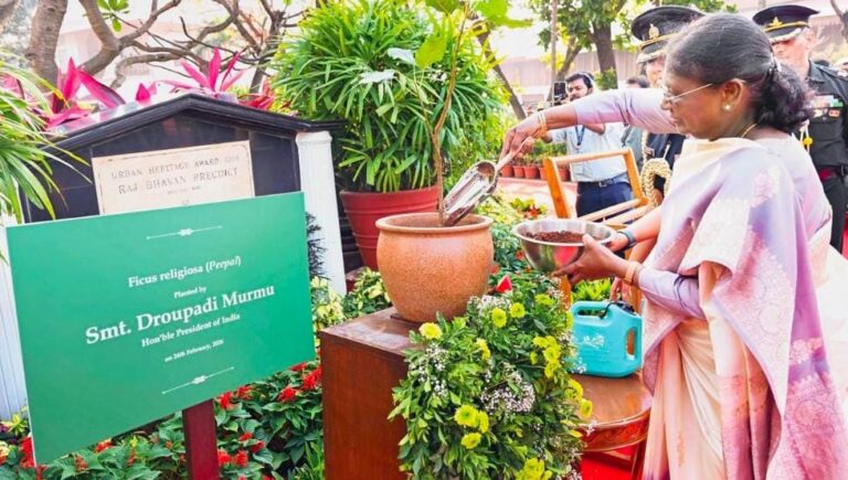 લોકભવનમાંથી રાષ્ટ્રવ્યાપી સંદેશ રાષ્ટ્રપતિ દ્રૌપદી મુર્મુએ ‘જીવન બચાવો અને સ્વસ્થ ભારતનું નિર્માણ કરો’ અભિયાનનું ઉદ્ઘાટન કર્યું.