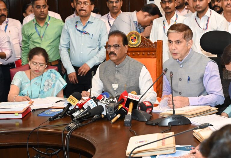 ૮૦ હજાર કરોડનું મહાબજેટ: મુંબઈના વિકાસ માટે AI, આરોગ્ય, રસ્તા અને પર્યાવરણ પર વિશેષ ફોકસ.