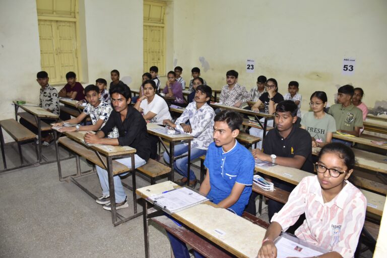 “ભવિષ્યનો મહાસંગ્રામ શરૂ” — રાજ્યભરમાં ધોરણ ૧૦ અને ૧૨ની બોર્ડ પરીક્ષાનો પ્રારંભ, ૧૫ લાખથી વધુ વિદ્યાર્થીઓ મેદાનમાં.