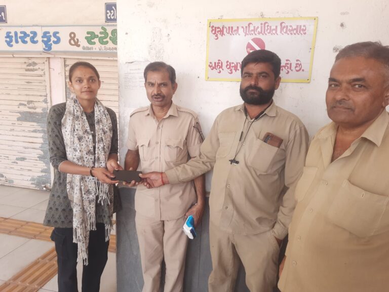 માનવતાનો મિસાલ: જામનગર–લાલપુર બસમાં પડેલો મોબાઇલ ટીસી અને કંડકટરની સતર્કતાથી મુસાફરને પરત.