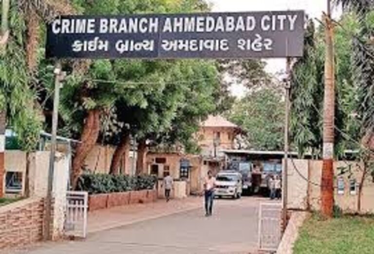 આઈસ્ક્રીમની આડમાં દારૂની હેરાફેરીનો પર્દાફાશ – અમદાવાદ ક્રાઈમ બ્રાન્ચે ૧૨ લાખથી વધુના મુદ્દામાલ સાથે ત્રણ આરોપીની ધરપકડ.