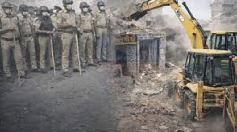 રાજકોટના જંગલેશ્વરમાં મેગા ડિમોલિશન અભિયાન – ૧૪૦૦થી વધુ મકાનો પર તંત્રનો બુલડોઝર, ભારે પોલીસ બંદોબસ્ત સાથે કાર્યવાહી.