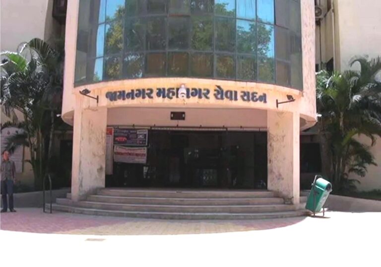 જામનગરના દિગ્જામ સર્કલનો ૮૦ ફૂટ સર્વિસ રોડ બિસ્માર:તૂટી ગયેલી ઝાલીઓથી રોજ અકસ્માતનો ખતરોસ્થાનિકોની અનેક રજૂઆતો છતાં તંત્ર મૌન, ગંભીર ઘટના પહેલા તાત્કાલિક મરામતની માંગ.