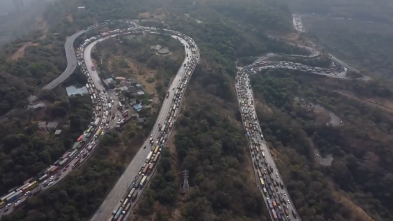 ૨૪ કલાકથી વધુ સમય સુધી ઠપ્પ પડેલો મુંબઈ–પુણે એક્સપ્રેસવે : ગૅસ-ટૅન્કર અકસ્માતે સર્જ્યો ઇતિહાસનો સૌથી લાંબો ટ્રાફિક જૅમ, મુસાફરોની હાલત કફોડી, તંત્રની તૈયારી પર ગંભીર સવાલ