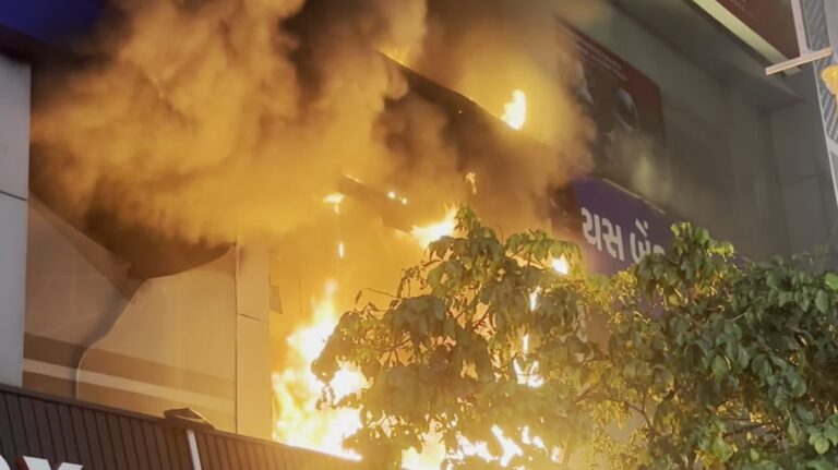 “રાજકોટમાં યશ બેંકમાં મધરાત્રે ભીષણ આગ! જિલ્લા પંચાયત ચોક પર અફરાતફરી