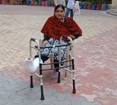 પગમાં પ્લાસ્ટર છતાં જનસેવાના સંઘર્ષમાં અડગ – વોર્ડ નં. 4ના પ્રશ્નોને લઈને કોર્પોરેટર રચનાબેન નંદાણીયાનો મહાનગરપાલિકા કચેરીએ કડક વિરોધ