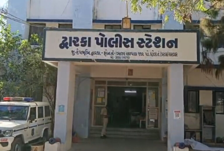 દ્વારકા યાત્રાધામમાં પદયાત્રીને શેરડીના રસમાં માદક પદાર્થ પીવડાવી લૂંટ: 1.95 લાખની લૂંટ બાદ ગઠિયો ફરાર, પોલીસ તપાસ તેજ.