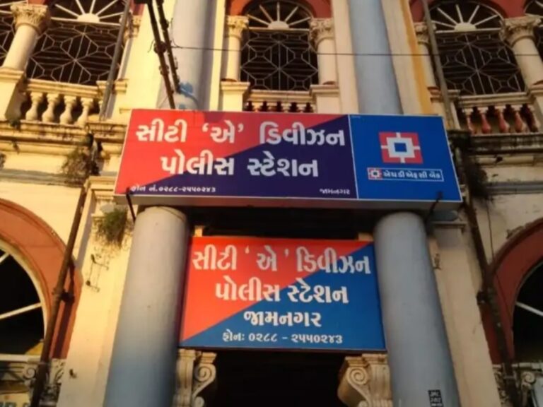 જામનગરમાં ઘરફોડ ચોરીના બે અનડિટેક્ટ ગુનાઓનો પર્દાફાશ – એ ડિવિઝન પોલીસની સર્વેલન્સ ટીમે ત્રણ આરોપીઓને ઝડપ્યા, ₹8.83 લાખનો મુદ્દામાલ કબજે.