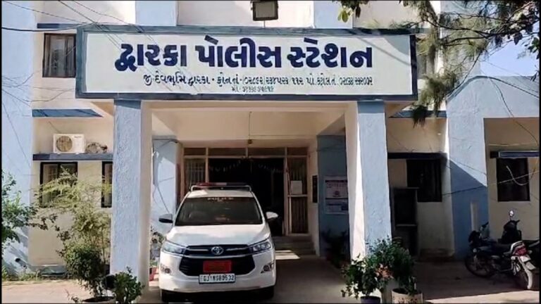 દેવભૂમિ દ્વારકા જિલ્લા માંથી ઇંગ્લિશ દારૂની ૧૪૯ બાટલી સાથે ૪ શખ્સની પોલીસ દ્વારા અટકાયત, કુલમળી રૂ. ૮૮ હજારનો મુદામાલ કબ્જે કરાયો.