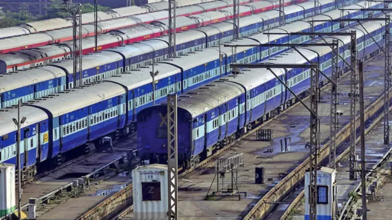 હોળી અને ફૂલડોલ ઉત્સવને લઈ રેલવેની ખાસ ભેટ : રાજકોટથી દ્વારકા-ઓખા સુધી સ્પેશિયલ ટ્રેનો યાત્રાળુઓ માટે વધારાની સુવિધા, અનારક્ષિત કોચ સાથે વધારાના ફેરા – સ્ટેશનો પર વિશેષ ભીડની શક્યતા.