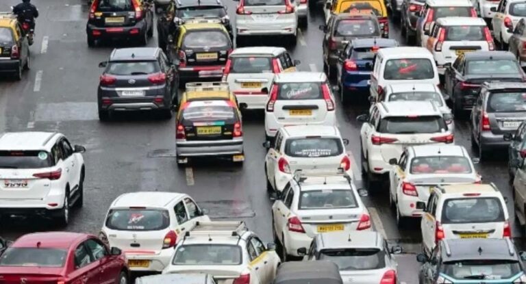 મુંબઈના ટ્રાફિકને મળશે ‘સ્માર્ટ દિમાગ’ – AI આધારિત મેનેજમેન્ટ પ્લાન પર સરકાર ગંભીર BKCથી વેસ્ટર્ન એક્સપ્રેસ હાઇવે સુધી જૅમ ઘટાડવા ટેક્નોલોજીનો સહારો, પોલીસ-BMCને તાત્કાલિક સૂચના.