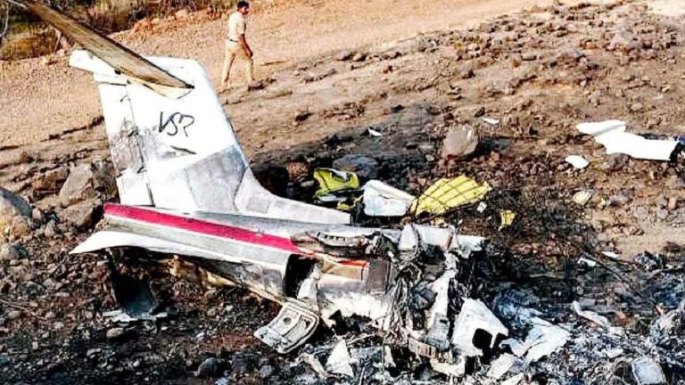 ધુમ્મસમાં ઉતરાણની મંજૂરી કેમ? અજિત પવાર વિમાન દુર્ઘટનાના પ્રાથમિક અહેવાલે ઊભા કર્યા ગંભીર સવાલો VFR નિયમોના ઉલ્લંઘનથી અનકન્ટ્રોલ્ડ ઍરફીલ્ડ સુધીની ખામીઓ બહાર, અંતિમ અહેવાલ માટે CVR ડેટાની રાહ.