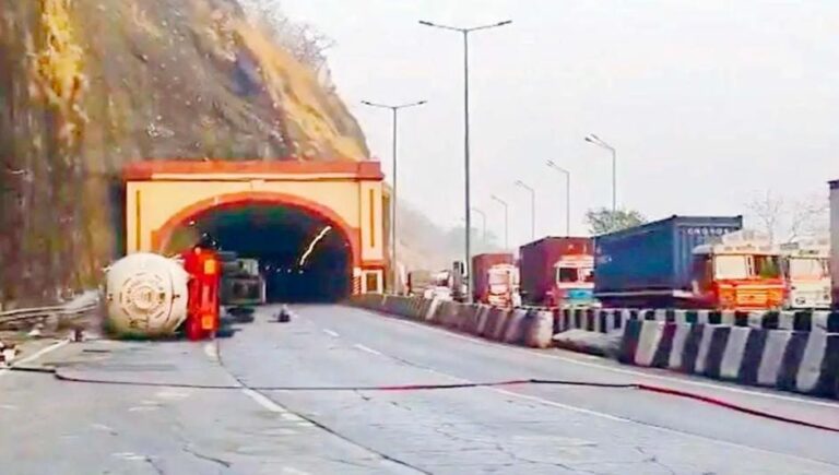 મુંબઈ–પુણે એક્સપ્રેસવે પર ૩૨ કલાકનો ટ્રાફિક કટોકટી બાદ સરકાર જાગી ગૅસ-ટૅન્કર દુર્ઘટનાના પુનરાવર્તનને રોકવા એરલિફ્ટ, SOP અને ડેન્જરસ રિસ્પૉન્સ યુનિટનો વ્યાપક પ્લાન.