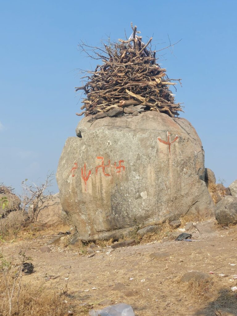 બરડા પંથકની આસ્થાનું પ્રતિક: ચંદ્રગ્રહણને કારણે કાનમેરા હોળીનું મુહૂર્ત બદલાયું પાંડવકાળીન પરંપરા સાથે જોડાયેલ તળેટી પર આજે સાંજે ભવ્ય હોળી પ્રગટશે.