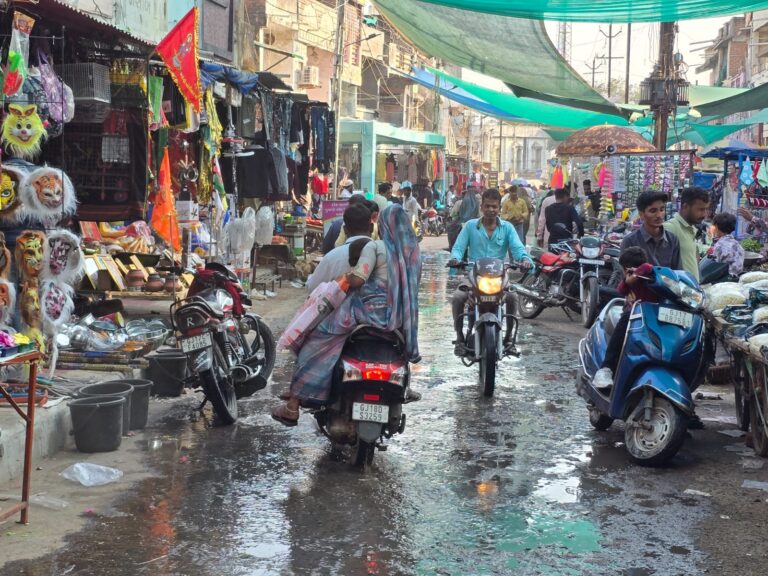 હોળીના રંગોમાં ગંદકીનો કલંક – શહેરામાં વેપારીઓએ જાળવી સ્વચ્છતાની લાજ બસ સ્ટેશનથી બજાર માર્ગ પર ગટરના ગંદા પાણીથી હાલાકી, તંત્ર નિષ્ક્રિય તો વેપારીઓએ હાથમાં ઝાડુ લઈ આપ્યો જનસેવાનો સંદેશ.