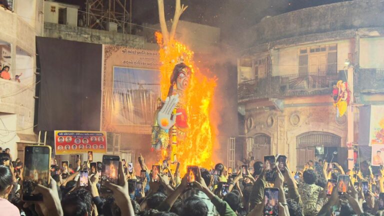 જામનગરની શાકમાર્કેટમાં 25 ફૂટ ઊંચી અને 3 ટન વજનદાર મહાહોલિકાનું દહન
