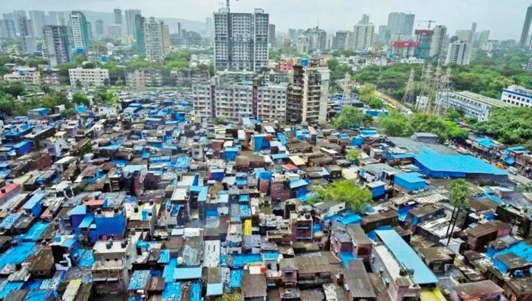 ગરીબીનું ‘ટૂર પૅકેજ’: 15,000 રૂપિયામાં ધારાવીની મુલાકાત — પર્યટન, નૈતિકતા અને અબજ ડોલરની અર્થવ્યવસ્થા વચ્ચેનો સંઘર્ષ.