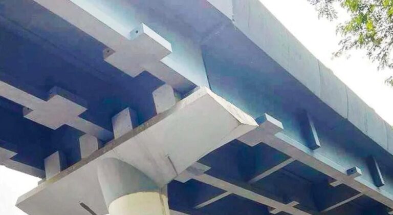 મુલુંડ મેટ્રો 4 દુર્ઘટના: બૉમ્બે હાઈકોર્ટનો કડક આદેશ – બે અઠવાડિયામાં સ્ટેટસ રિપોર્ટ રજૂ કરો, વેલ્ડિંગ કાપનાર વેલ્ડર ઉત્તર પ્રદેશથી ઝડપાયો.