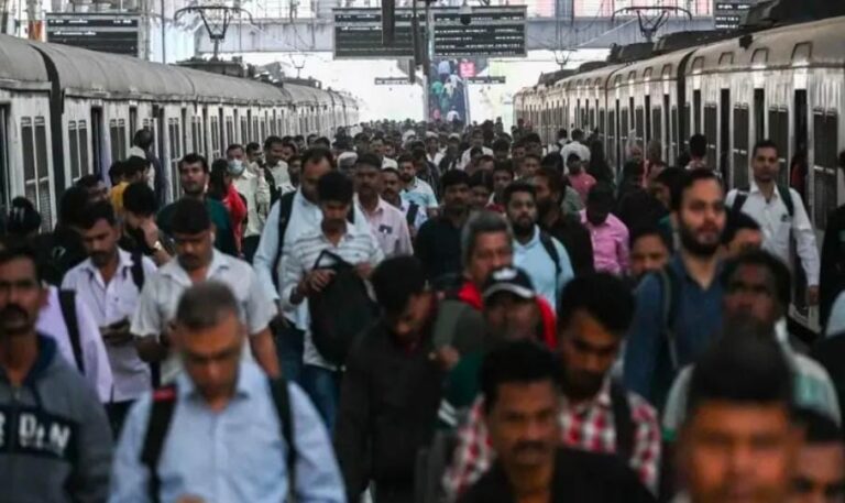 “લોકલમાં ભીડ ઘટાડવા માટે મોટું પગલું” – વિદ્યાર્થીના દુઃખદ મોત પછી સરકાર હરકતમાં, બંધ દરવાજાવાળી ટ્રેનો અને વિદ્યાર્થીઓને પ્રાથમિકતા આપવાની જાહેરાત.