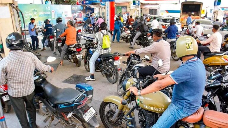 પેટ્રોલ માટે પડાપડી કેમ? અફવાઓથી થાણે સુધી લાંબી લાઇનો, કેન્દ્ર સરકારે કહ્યું – પૂરતો છે ફ્યુઅલનો પુરવઠો.