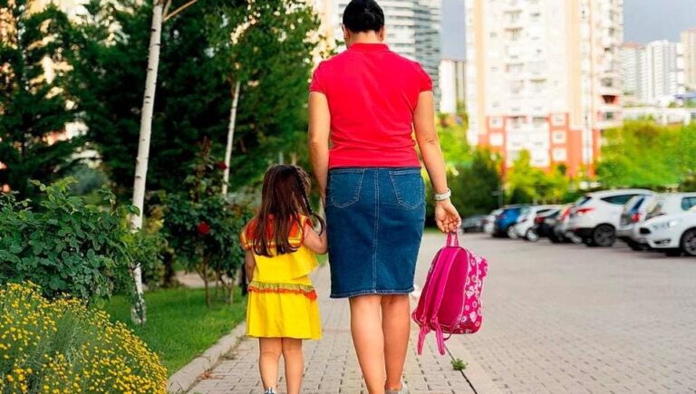 શું પેરન્ટ્સ માટે સ્કૂલમાં ડ્રેસકોડ ફરજિયાત બની શકે? પ્રભાદેવીની સ્કૂલની નોટિસથી ઉઠ્યો દેશવ્યાપી ચર્ચાનો મુદ્દો.