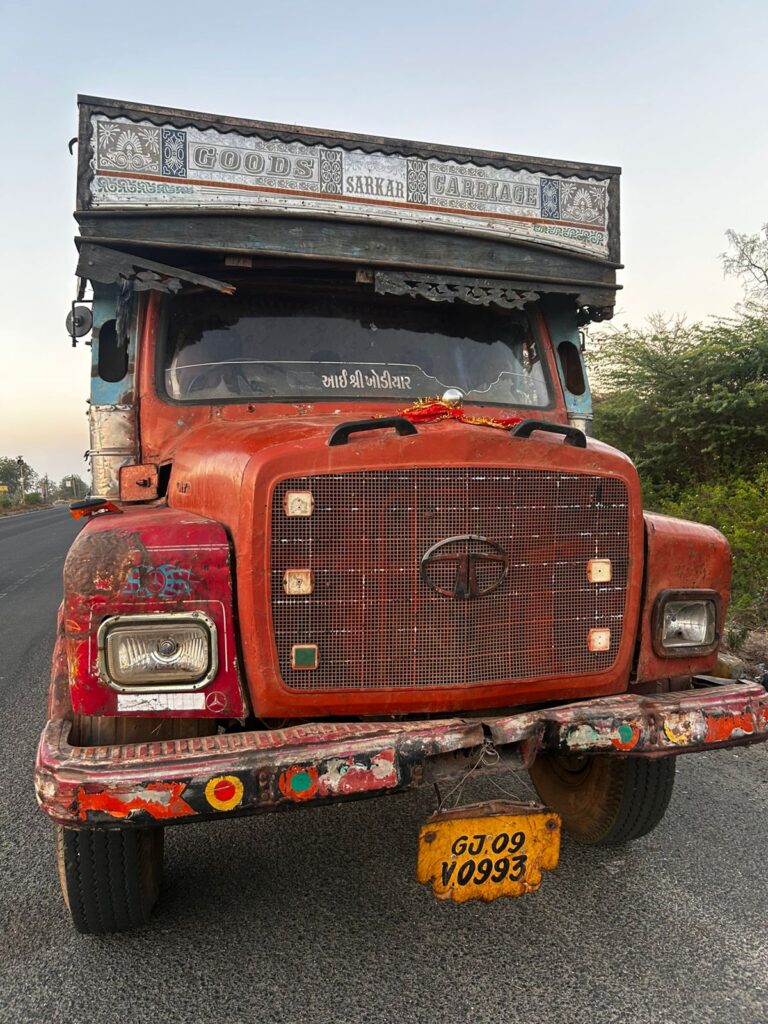 શહેરામાં ગેરકાયદેસર ખનીજ પરિવહન સામે તંત્રની લાલ આંખ – પ્રાંત અધિકારી ફાલ્ગુન પંચાલે સફેદ પથ્થર ભરેલી બે ટ્રકો ઝડપી પાડી.