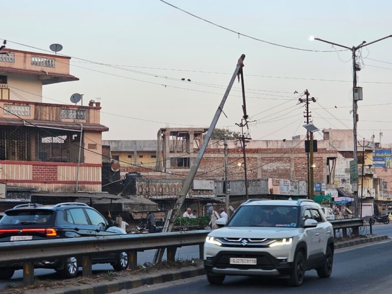 શહેરા-હાલોલ શામળાજી હાઇવે પર જોખમ વધારતી નમી ગયેલી સ્ટ્રીટ લાઈટો: પોલીસ ચોકી અને ફોરેસ્ટ ઓફિસ પાસે તંત્રની બેદરકારી સામે નાગરિકોમાં રોષ.