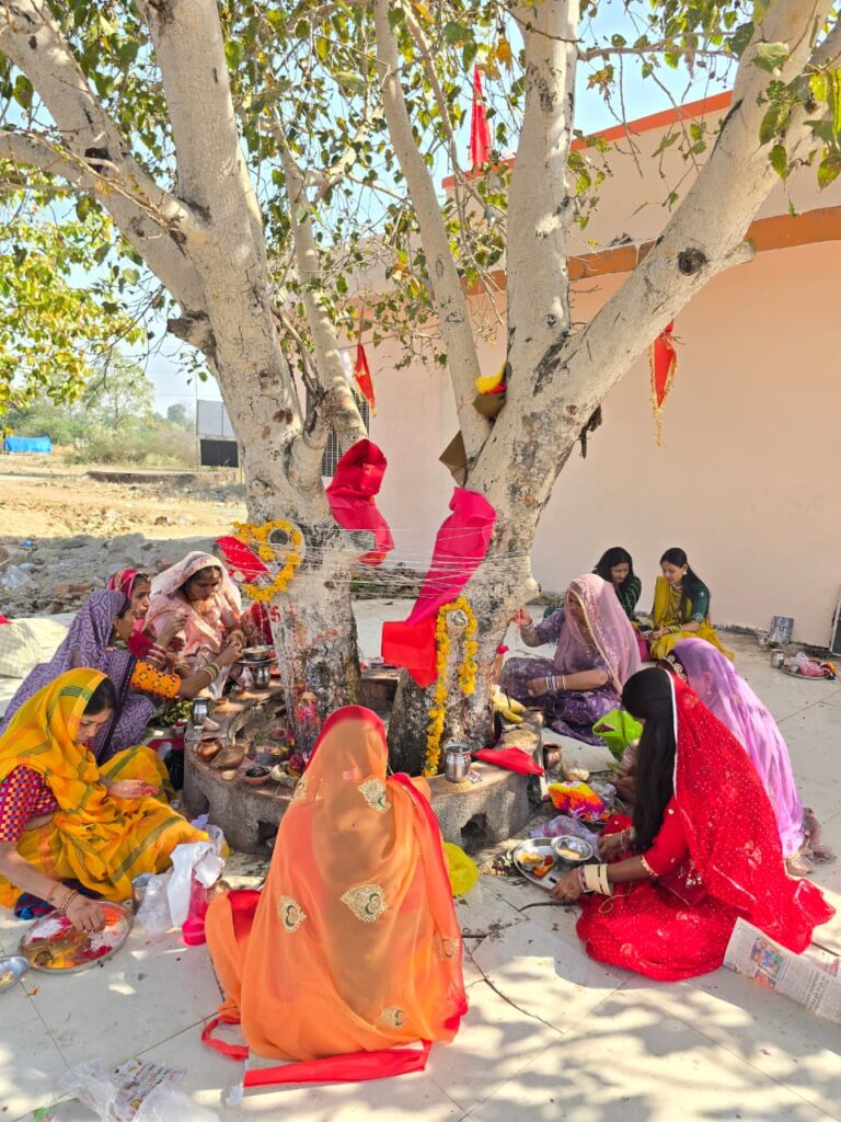 પંચમહાલમાં આસ્થાભેર ઉજવાયું ‘દશા માતા’ વ્રત: રાજસ્થાની અને મધ્યપ્રદેશના પરિવારોની મહિલાઓએ પીપળા વૃક્ષ નીચે વિધિવત પૂજા કરીને પરિવાર સુખ-સમૃદ્ધિ માટે કરી પ્રાર્થના.